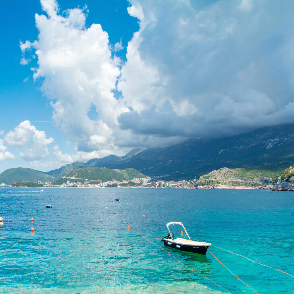 Wunderschöne Sommerlandschaft der Adriaküste an der Riviera von Budva
